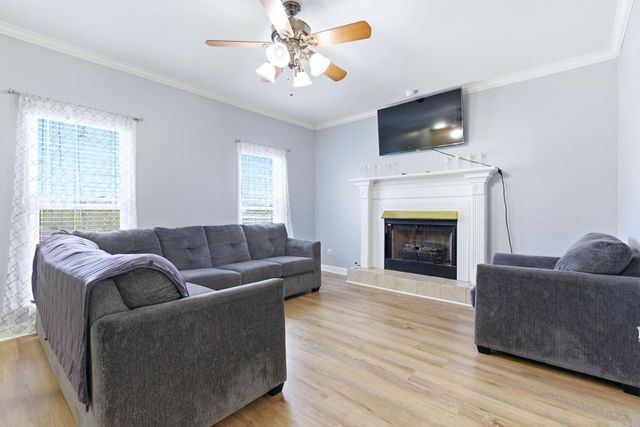 98 Emerald Dr, Maumelle, AR 72113