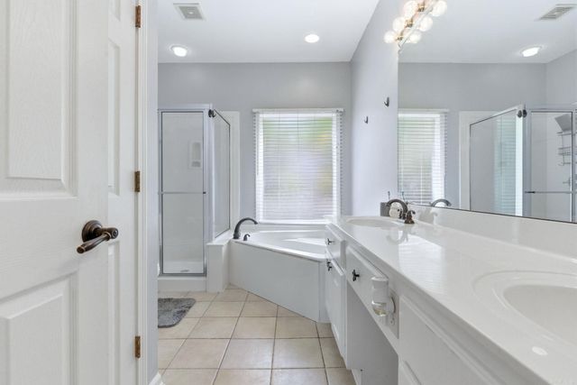 98 Emerald Dr, Maumelle, AR 72113