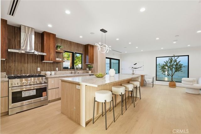 21407 Mulholland Drive, Woodland Hills, CA 91364