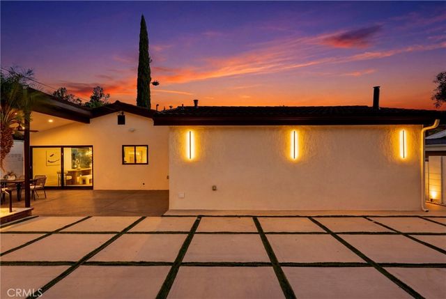 21407 Mulholland Drive, Woodland Hills, CA 91364