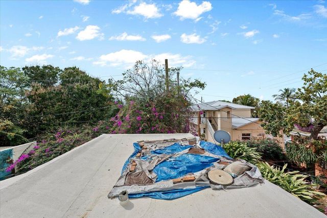 418 E Lakewood Road, West Palm Beach, FL 33405