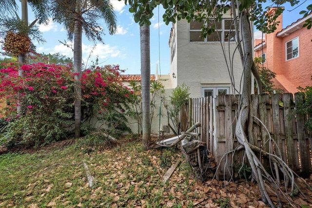 418 E Lakewood Road, West Palm Beach, FL 33405