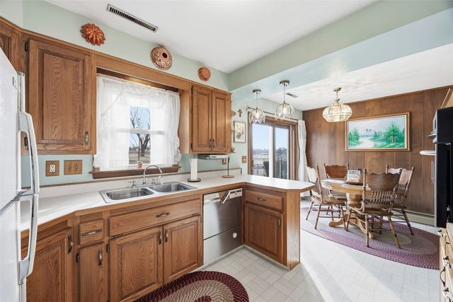 2461 Teresa Dr SW, Cedar Rapids, IA 52404