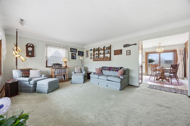 2461 Teresa Dr SW, Cedar Rapids, IA 52404