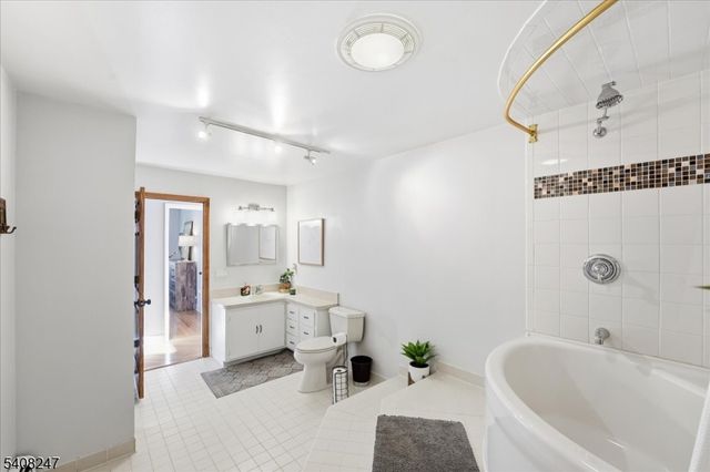 5 Flora Ave, Hopatcong Boro, NJ 07874