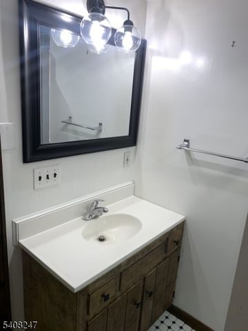 5 Flora Ave, Hopatcong Boro, NJ 07874