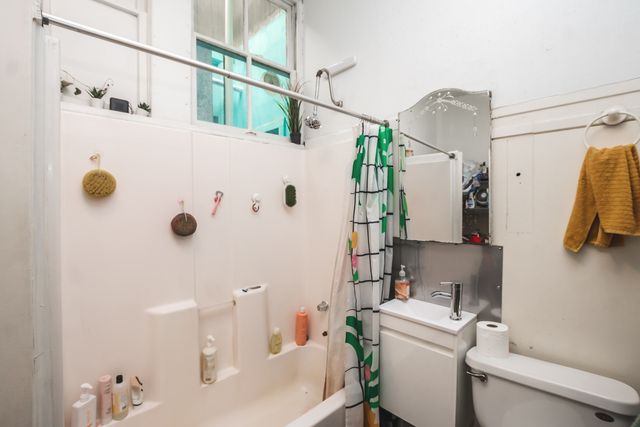 1136 N Milwaukee Avenue, Chicago, IL 60642