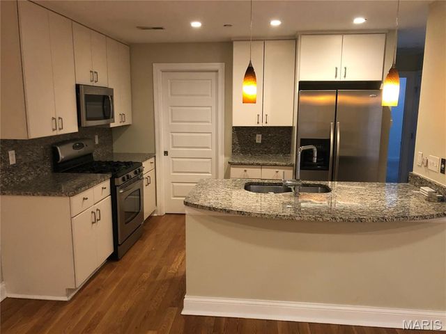 910 N McKnight Road 3A, University City, MO 63132
