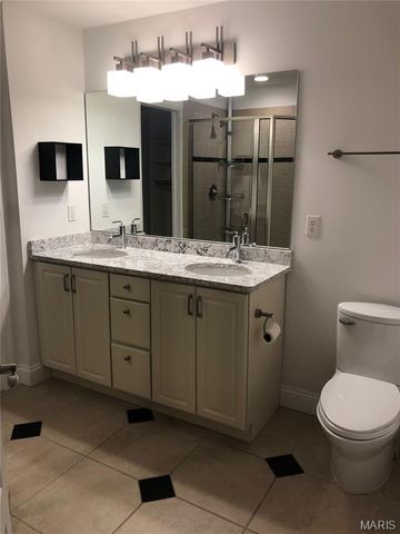 910 N McKnight Road 3A, University City, MO 63132