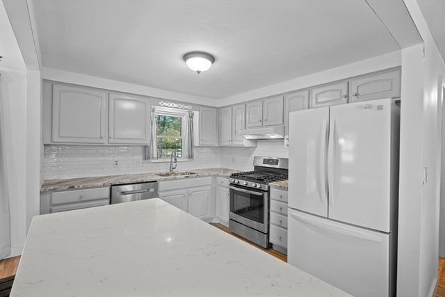 3 Lark Dr, Hudson, MA 01749