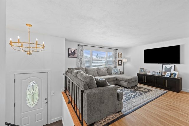 3 Lark Dr, Hudson, MA 01749