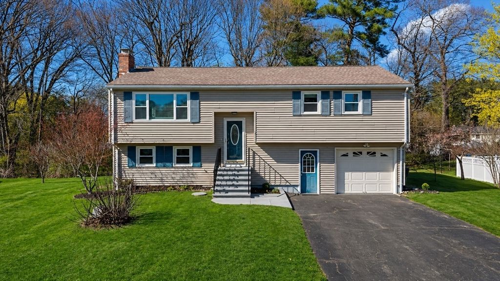 3 Lark Dr, Hudson, MA 01749