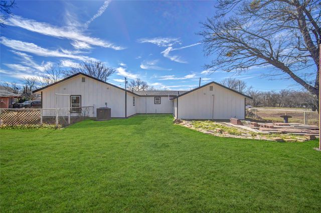 402 W College, Jacksboro, TX 76458