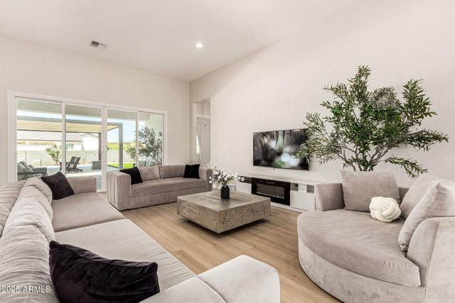 37227 N 11TH Avenue, Phoenix, AZ 85086