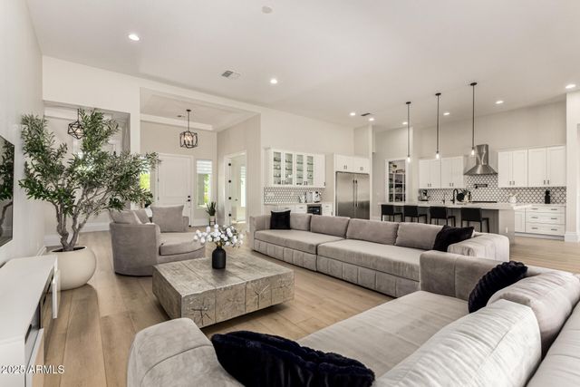 37227 N 11TH Avenue, Phoenix, AZ 85086