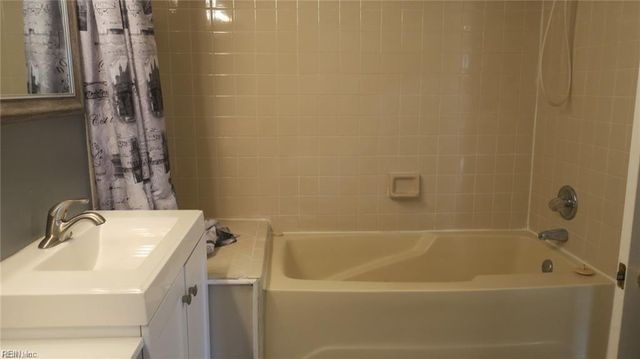 784 Windbrook Cir Apt 201, Newport News, VA 23602