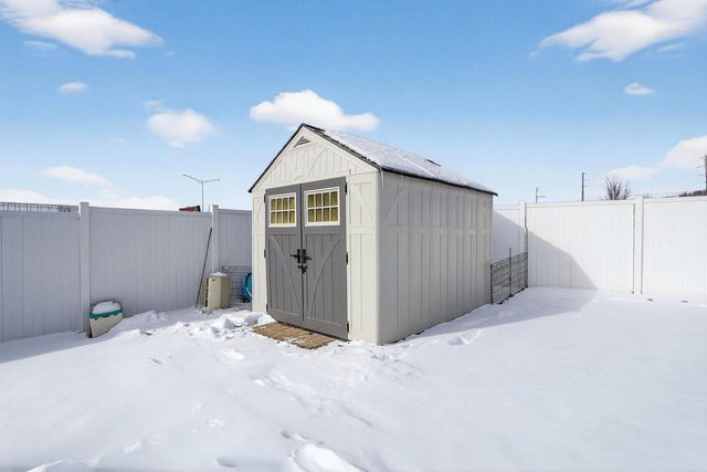 4252 Fox Hills Court, Janesville, WI 53546