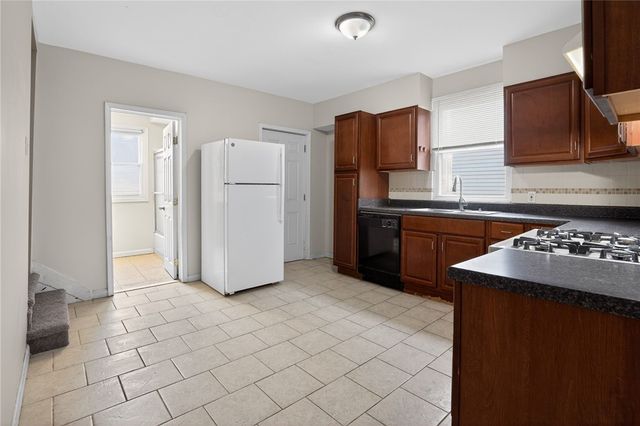 5530 Keefe St, Lincoln Place, PA 15207