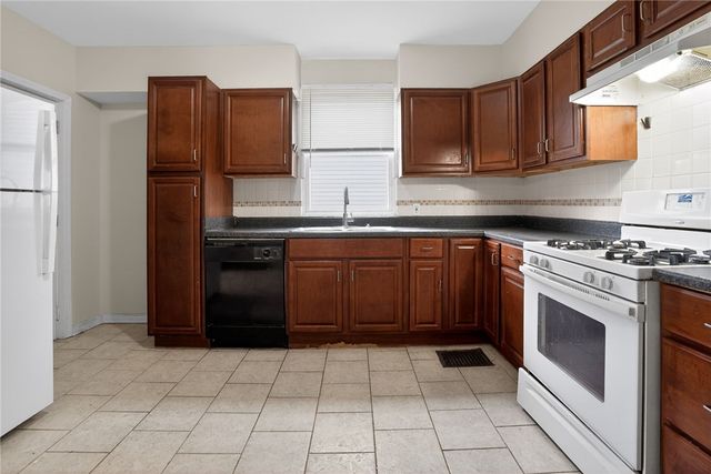 5530 Keefe St, Lincoln Place, PA 15207