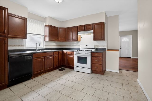 5530 Keefe St, Lincoln Place, PA 15207