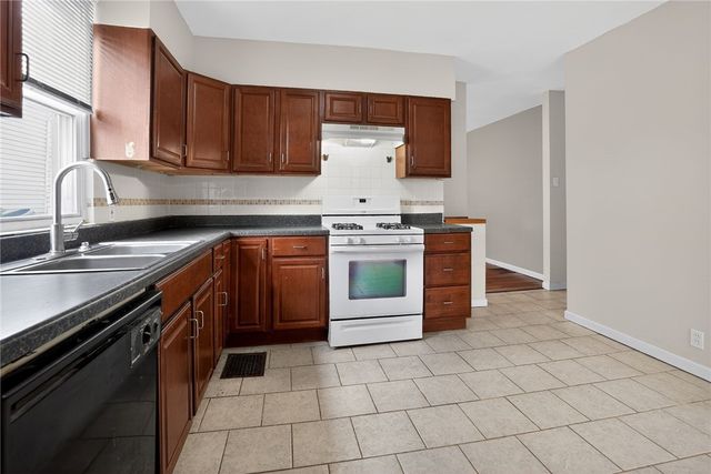 5530 Keefe St, Lincoln Place, PA 15207