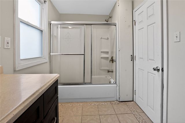 5530 Keefe St, Lincoln Place, PA 15207