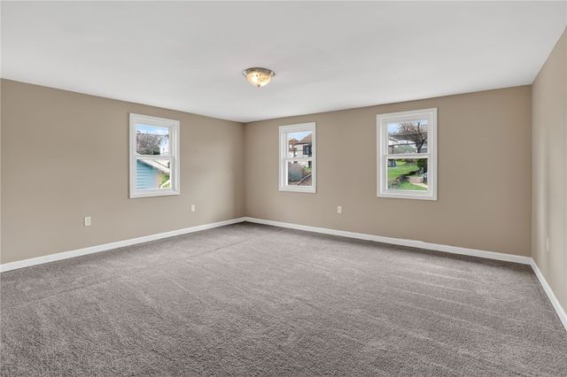 5530 Keefe St, Lincoln Place, PA 15207