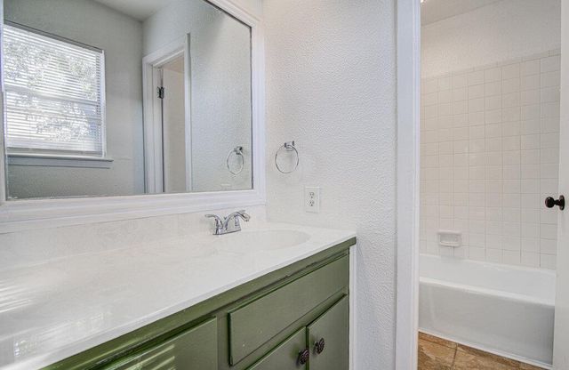 1807 Briar Hill DR B, Austin, TX 78741