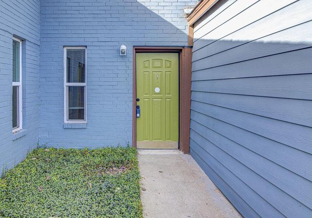1807 Briar Hill DR B, Austin, TX 78741