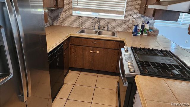 25543 Loretta Avenue, Warren, MI 48091