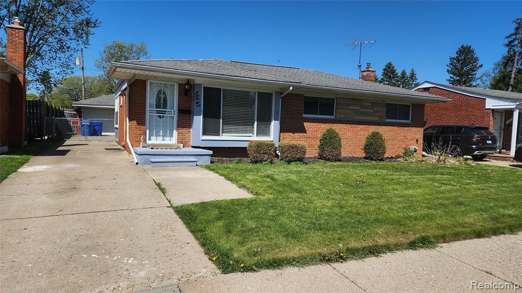 25543 Loretta Avenue, Warren, MI 48091