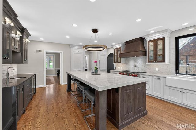 98 Lake Forest Drive, Richmond Heights, MO 63117