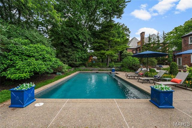 98 Lake Forest Drive, Richmond Heights, MO 63117