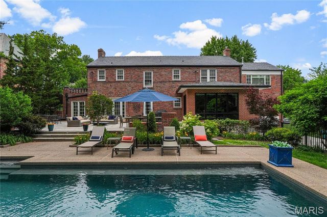 98 Lake Forest Drive, Richmond Heights, MO 63117
