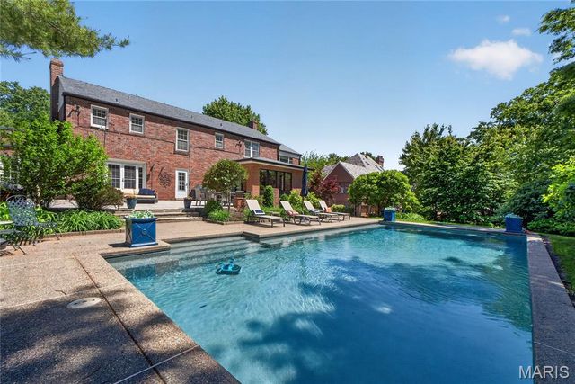 98 Lake Forest Drive, Richmond Heights, MO 63117