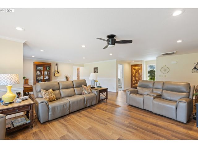 2164 Se DOUGLAS Ave, Roseburg, OR 97470