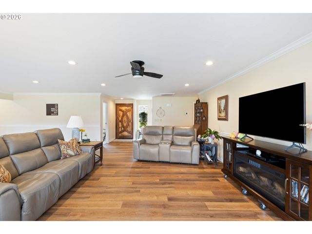 2164 Se DOUGLAS Ave, Roseburg, OR 97470