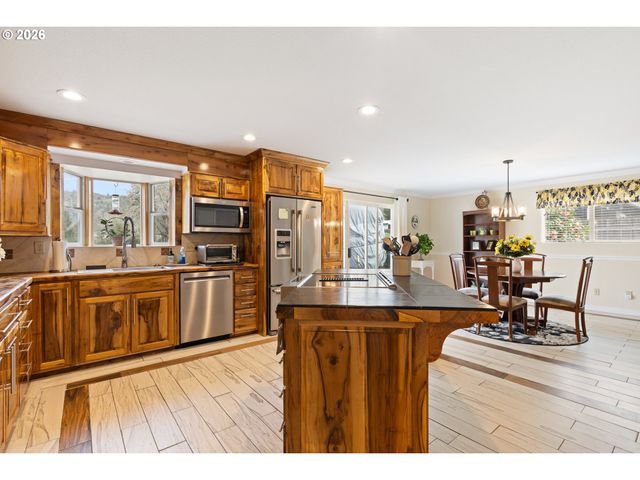 2164 Se DOUGLAS Ave, Roseburg, OR 97470