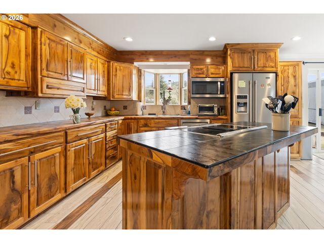 2164 Se DOUGLAS Ave, Roseburg, OR 97470