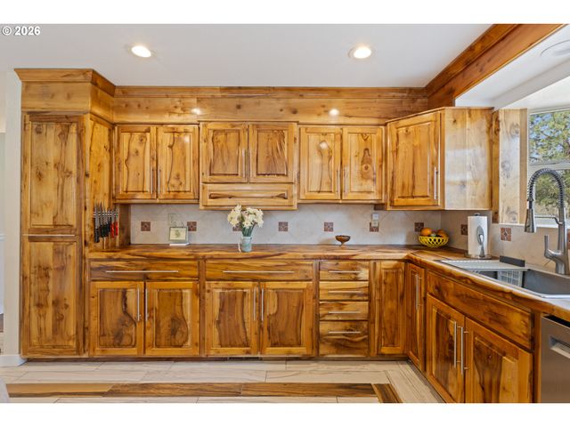 2164 Se DOUGLAS Ave, Roseburg, OR 97470