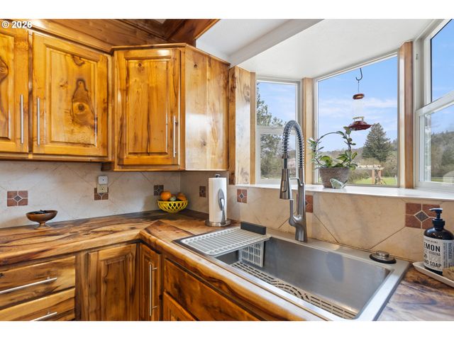 2164 Se DOUGLAS Ave, Roseburg, OR 97470