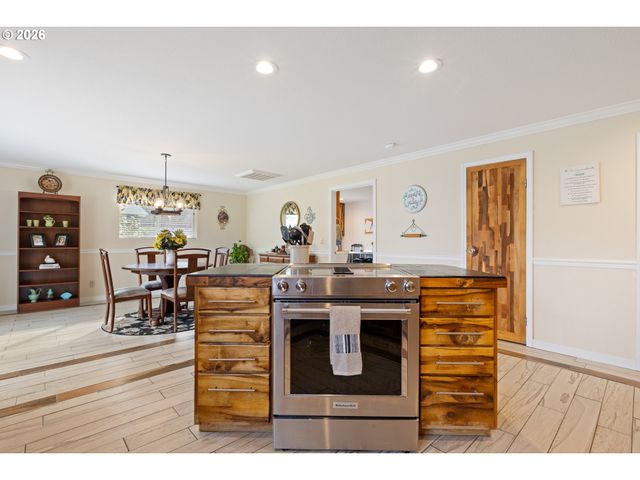 2164 Se DOUGLAS Ave, Roseburg, OR 97470