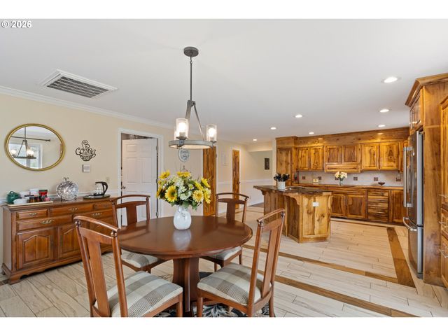 2164 Se DOUGLAS Ave, Roseburg, OR 97470