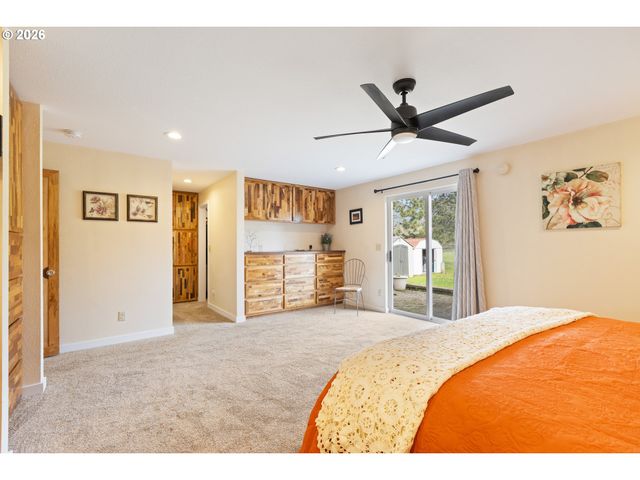 2164 Se DOUGLAS Ave, Roseburg, OR 97470