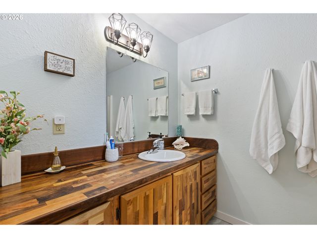 2164 Se DOUGLAS Ave, Roseburg, OR 97470