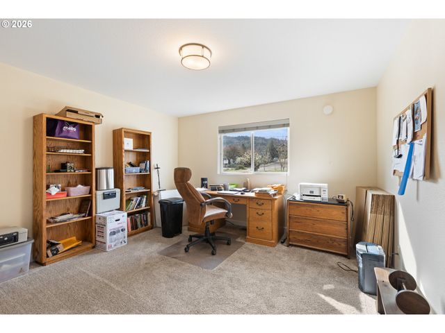 2164 Se DOUGLAS Ave, Roseburg, OR 97470