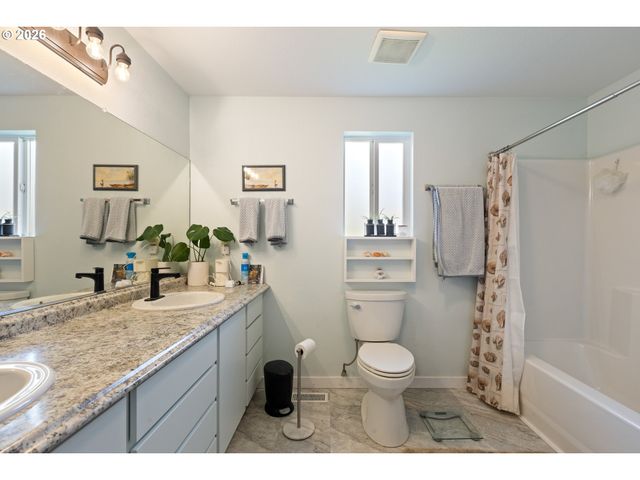 2164 Se DOUGLAS Ave, Roseburg, OR 97470