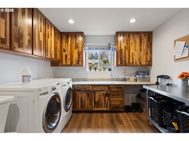 2164 Se DOUGLAS Ave, Roseburg, OR 97470