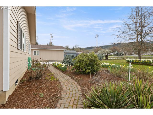 2164 Se DOUGLAS Ave, Roseburg, OR 97470