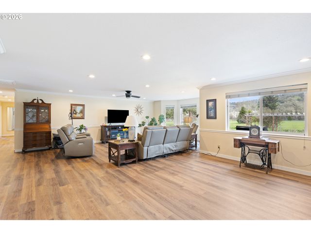 2164 Se DOUGLAS Ave, Roseburg, OR 97470